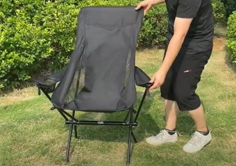 Sammenleggbar stol med vannkopp

